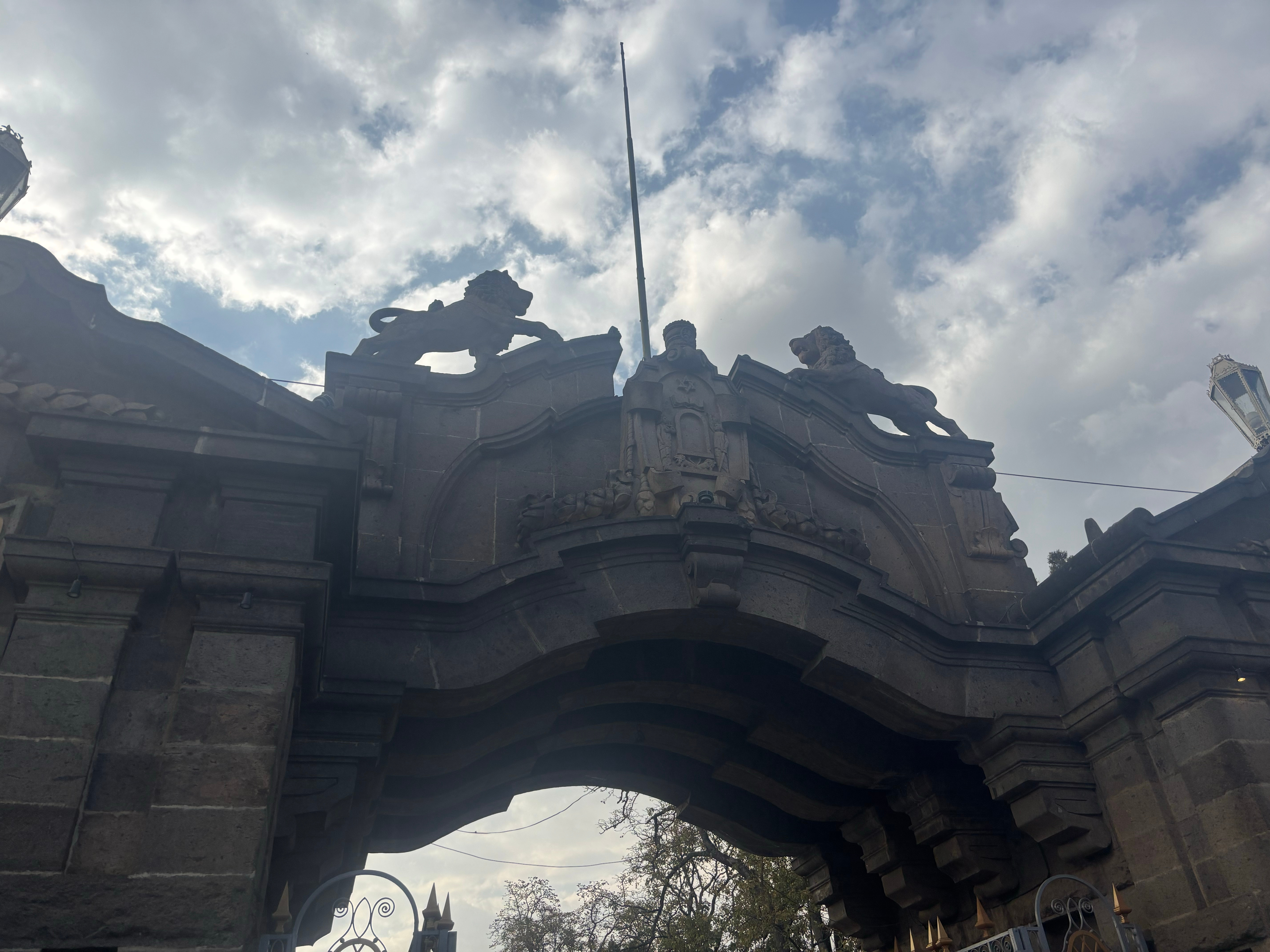 埃塞俄比亚历险记  5     大学闲逛既然翻译来陪我逛，那我就请他吧！这个民族