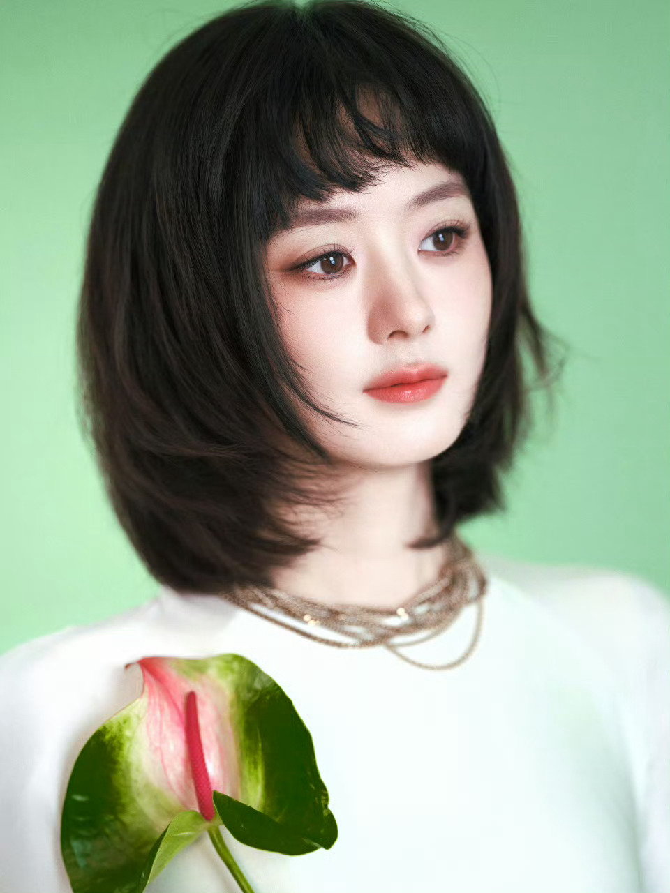 赵丽颖短发齐刘海造型谁懂啊！赵丽颖这状态也太绝了🌱完全就是春日画报本人，清新感