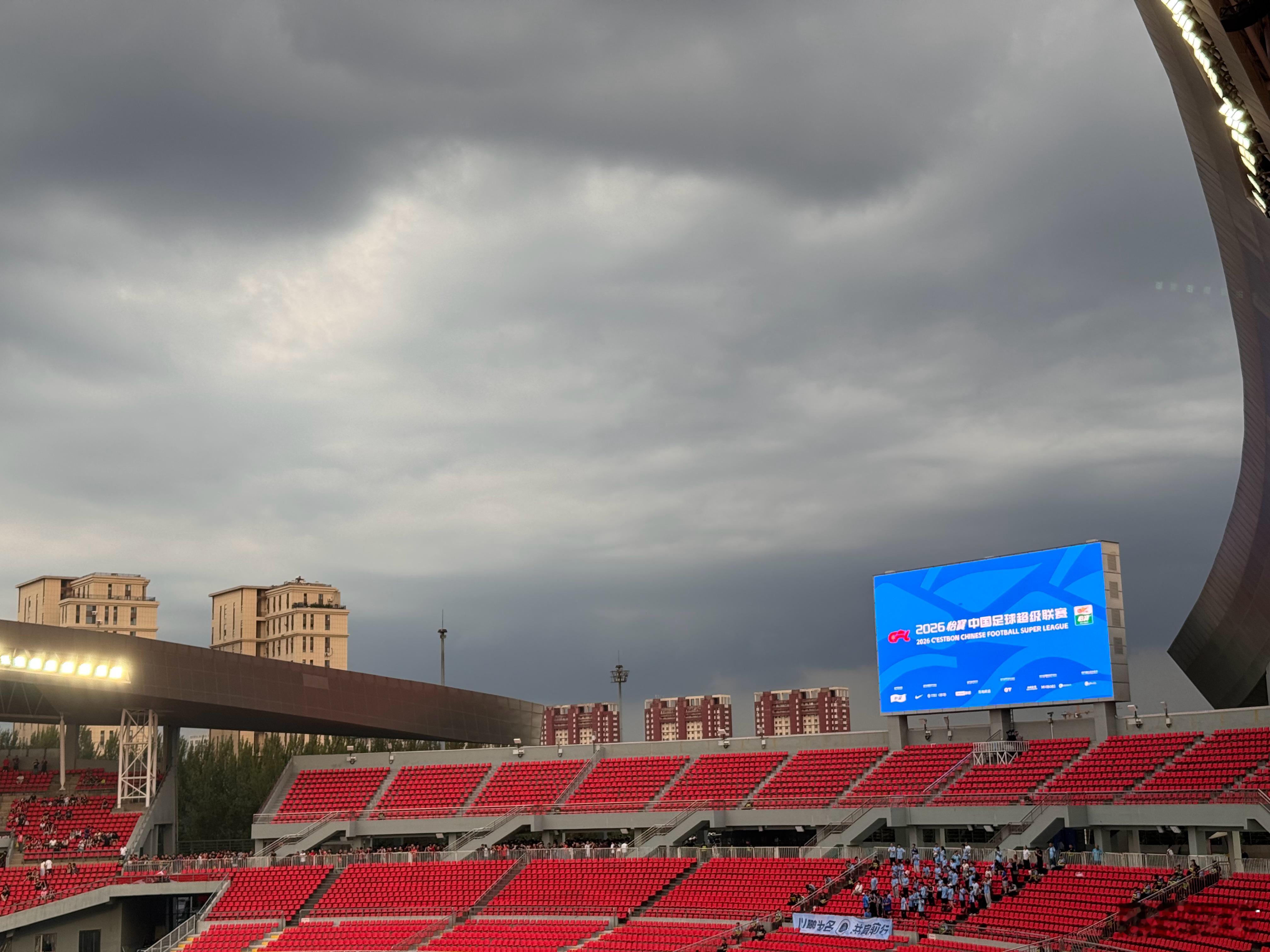 深圳新鹏城 乌云压顶，目测会下雨，如果下雨，我们深圳新鹏城远征军就坐在没有任何遮