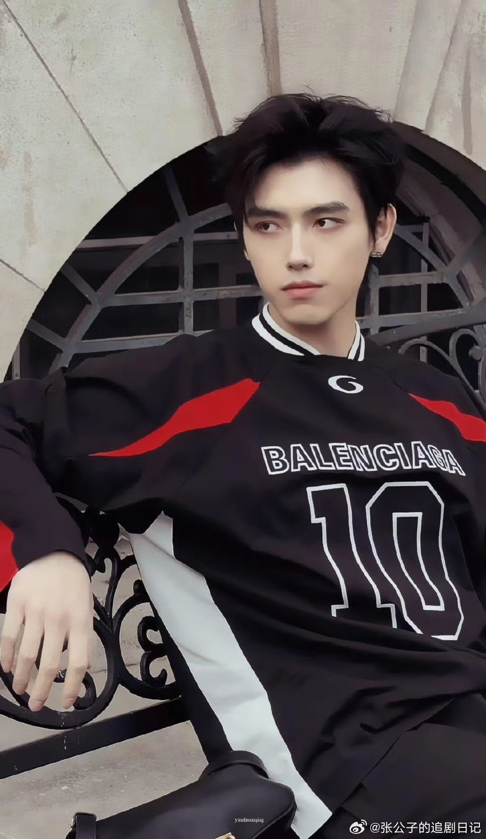 陈飞宇耳环一戴人见人爱陈飞宇打耳洞后首戴耳环杀疯了！巴黎街头随性又撩又拽，生图直