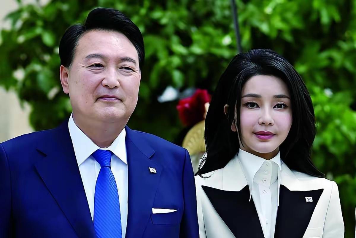 大家发现没有？男人，一旦从权力巅峰掉下来，整个容貌就会发生巨变！看一下韩国前总统