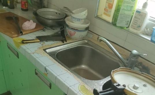 #秋日生活日记#老婆每次用的东西不还原，做的事不扫尾。
洗了碗把碗放在灶台上，洗