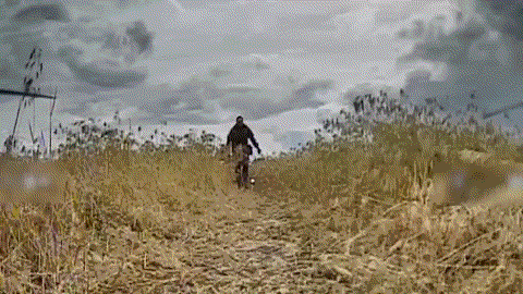 草地上，两名俄军渗透士兵还沉浸在“成功潜入”的兴奋中，正快速奔跑。突然，一架早已