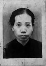 1938年冬，一位寡妇带着儿子一起报名黄埔军校。招生负责人对母亲表示，年龄超了近