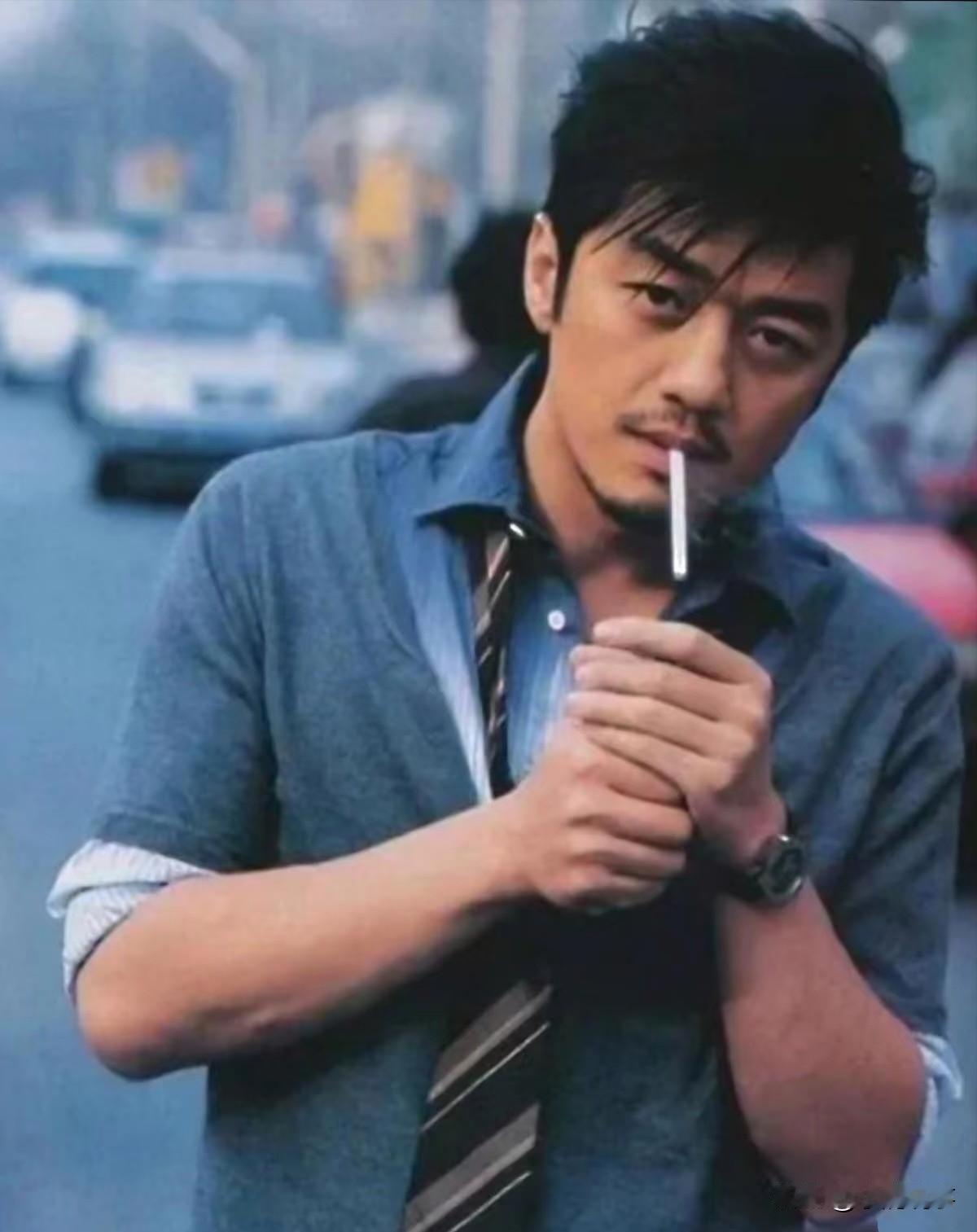 我觉得今年最让人意外的父亲
不是事业翻身的贾跃亭和低调陪娃的刘烨，而是靠女儿走出