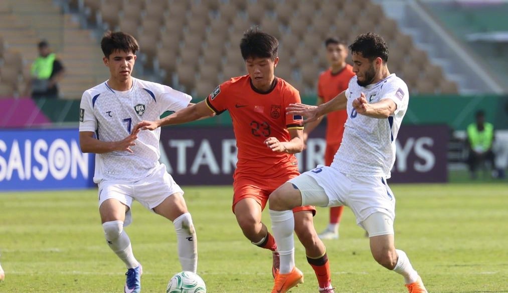 上海海港官方宣布，20岁青岛西海岸后卫、国足U23球员杨希加盟球队。2025赛季