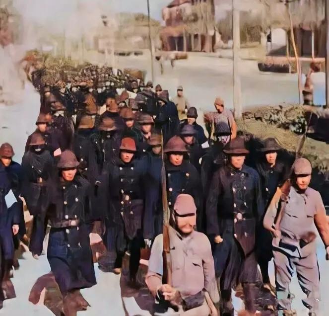 1937年南京沦陷期间，日本士兵押着2000名南京警察，去城外空地集体处决了时的