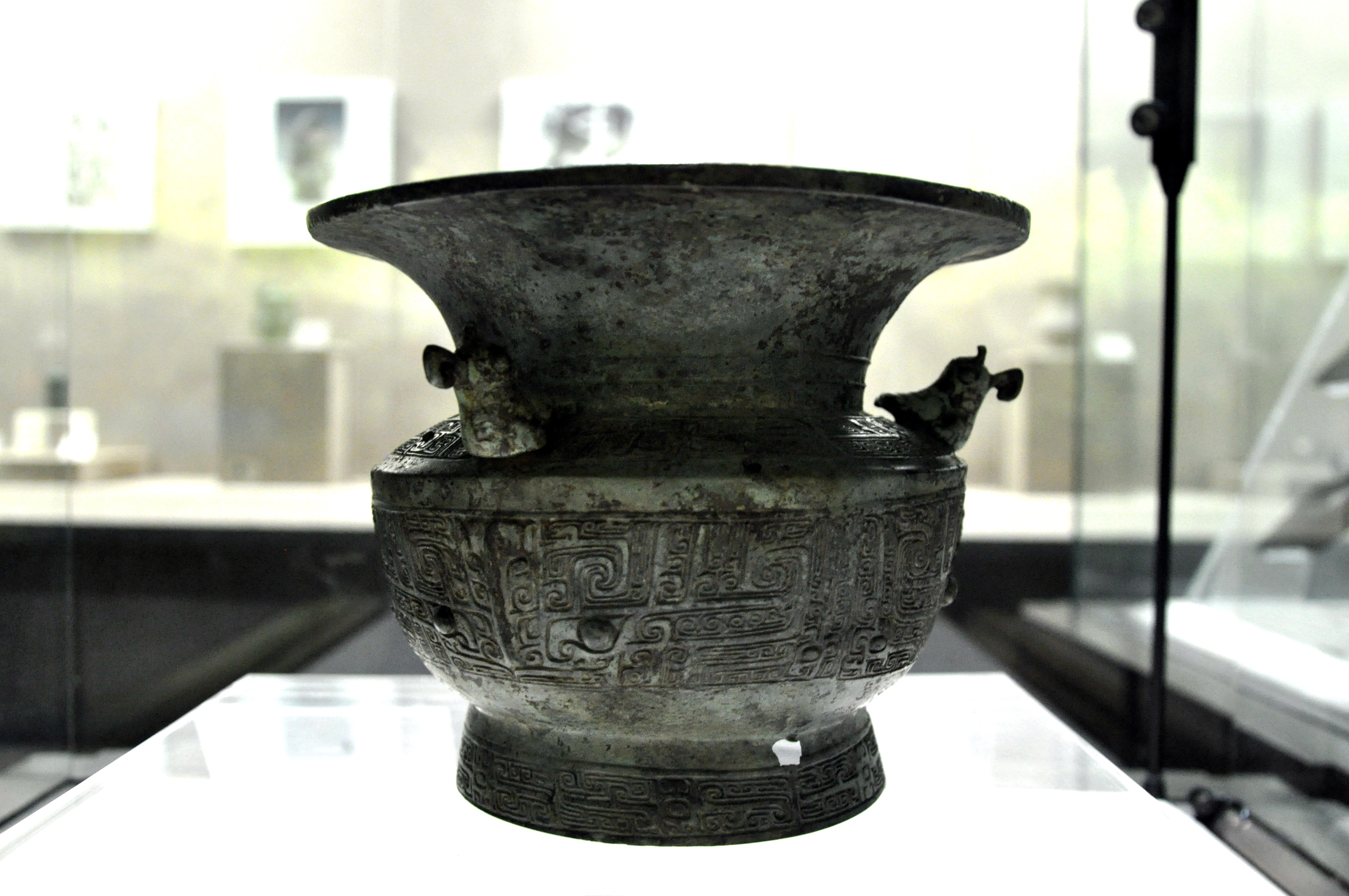 每天一件青铜器 河南新乡平原博物馆藏1952年辉县褚邱出土商晚期:三鸟兽面纹大口