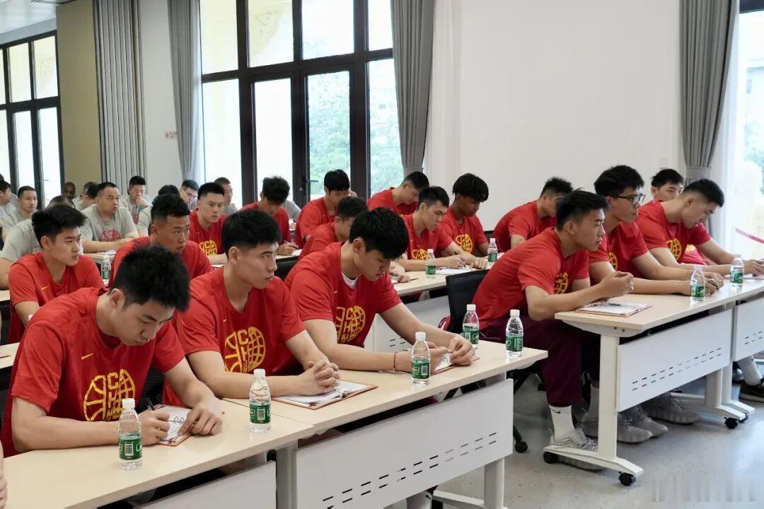 6月12日，中国男篮在北京举行集训入队会，进一步统一队伍思想、压实训练作风，全力