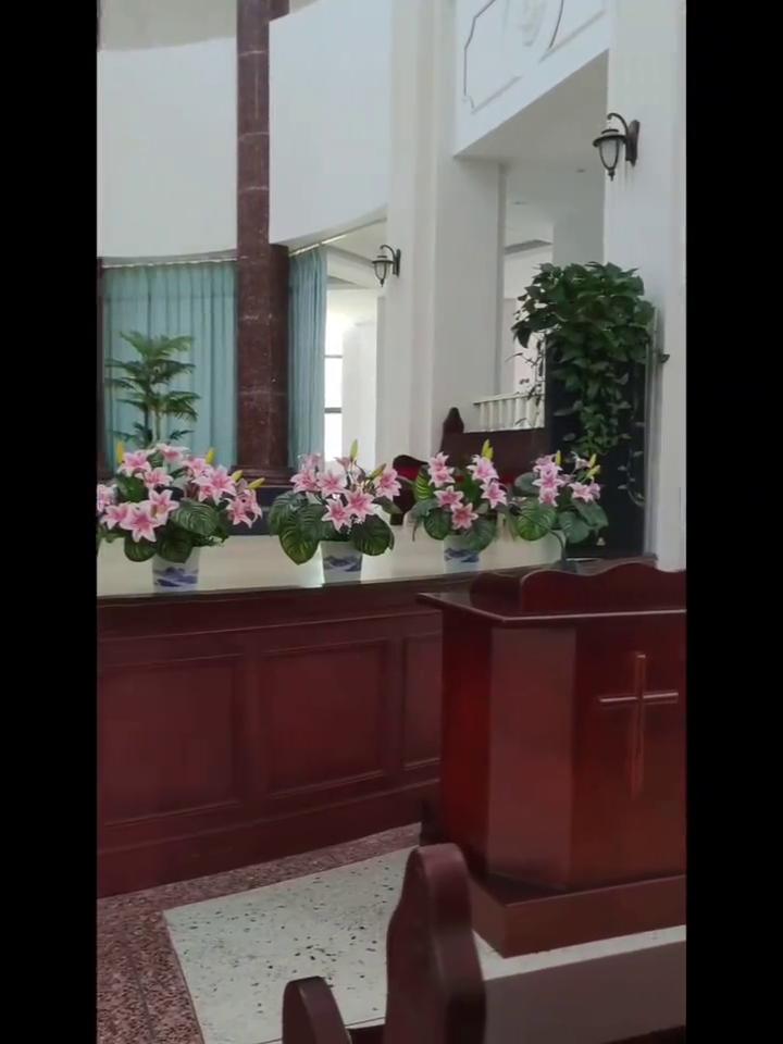 徐州市的基督教堂很雄伟。
大家好，我是陈国新。今天来到了徐州市法制公园，这里最大