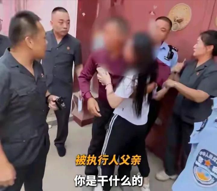 山东一女子离婚后，竟然不愿意给自己亲生的3个孩子抚养费。前夫找女子谈，她却总是找