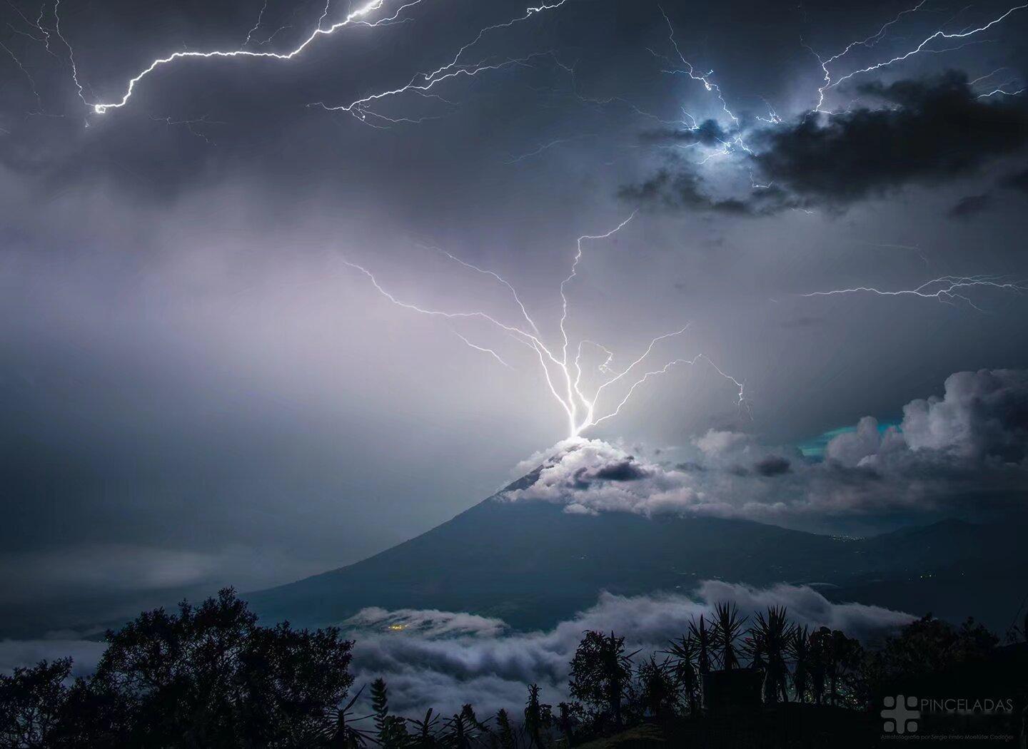 危地马拉火山“喷出的闪电” ​​​