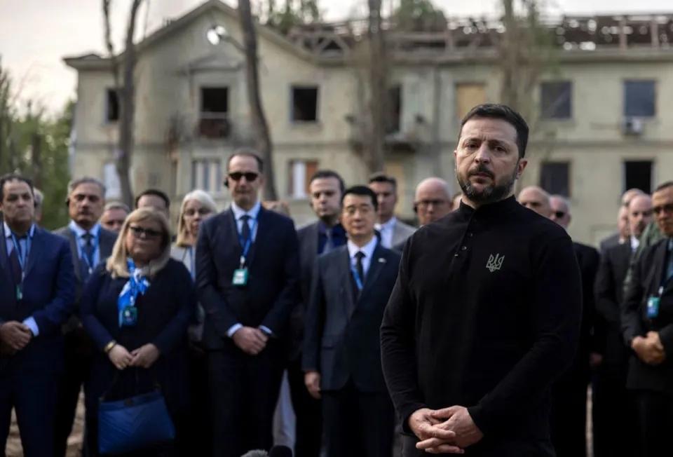 乌克兰这几年战乱不休，泽连斯基终于明白了一个“痛彻心扉”的道理：敌人要的是土地，