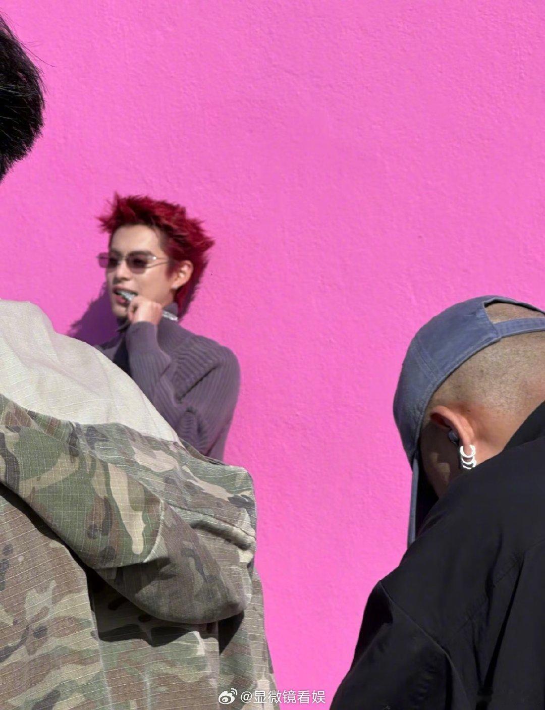 洛杉矶偶遇王鹤棣拍摄 网友在洛杉矶街头偶遇王鹤棣拍摄，一头红发超帅的！ 