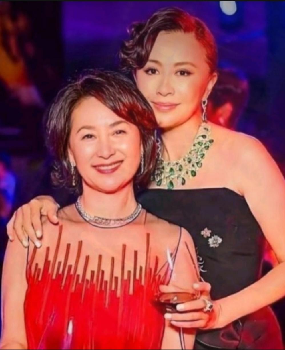 谁能想到，何超琼这一生的故事，每一件都充满传奇色彩？
1.已婚，仍为前男友陈百强