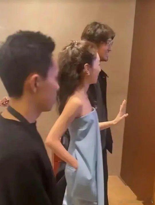 周冬雨超绝儿童身材 ​​​