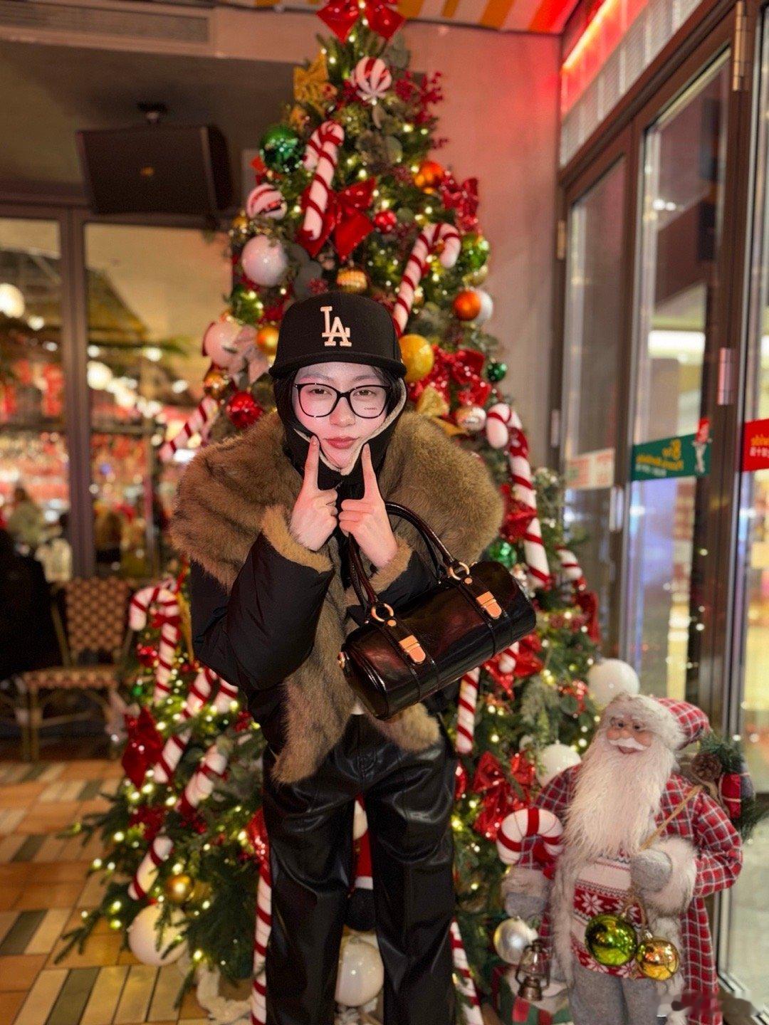 和朋友浅吃浅喝点 结果微醺了🥴酒量极差我觉得我该坐小孩那桌去 圣诞节快乐呀宝宝