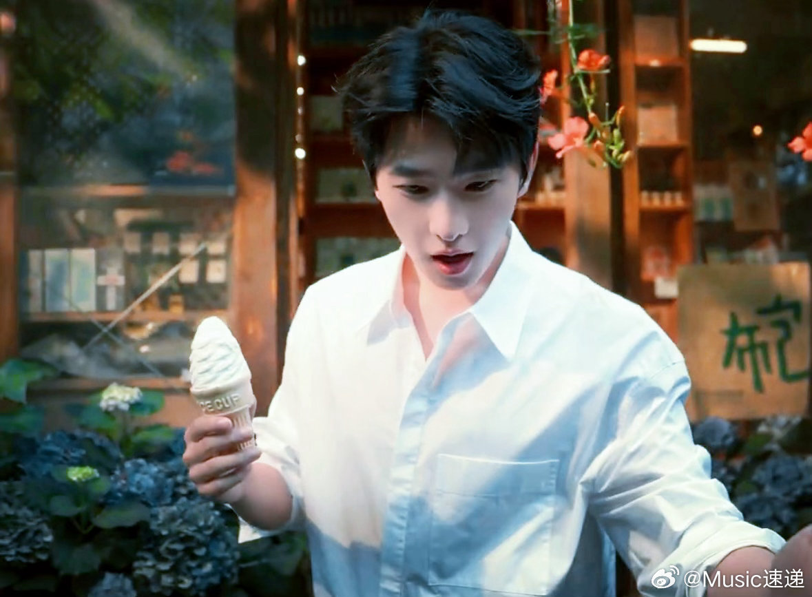 杨洋暗恋文学男主杨洋白衬衫书卷气晚风拂动杨洋白衬衫领口，斯文温润的气质格外动人。