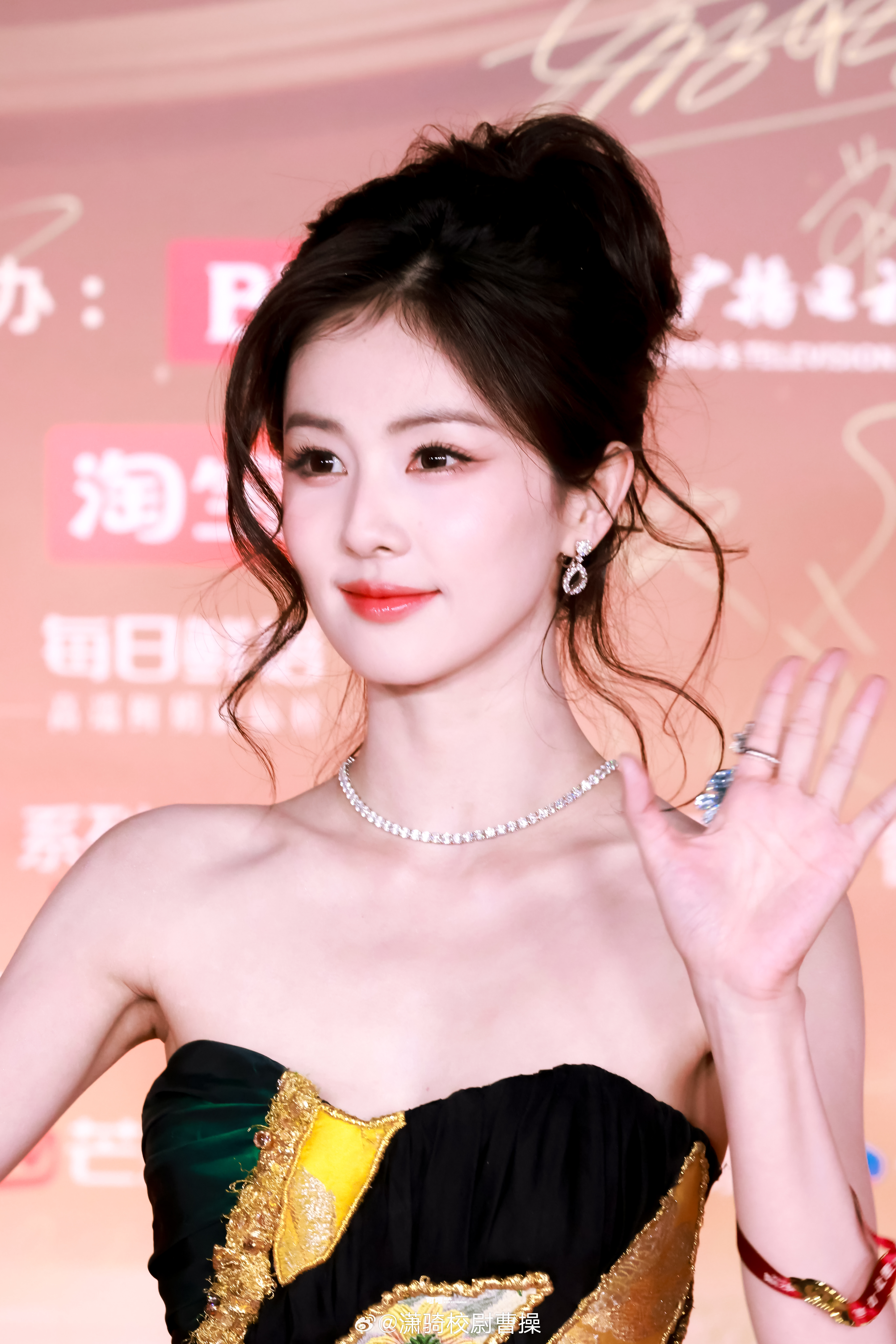 白鹿春日玉兰粉裙感谢站姐发白鹿微博之夜盘发这组真的美神降临🥺 