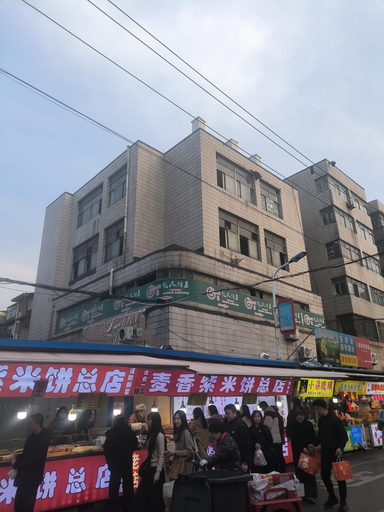 山东淄博八大局便民市场里面仍然有大量闲置空置房产。实在是资产浪费。
下面这张照片