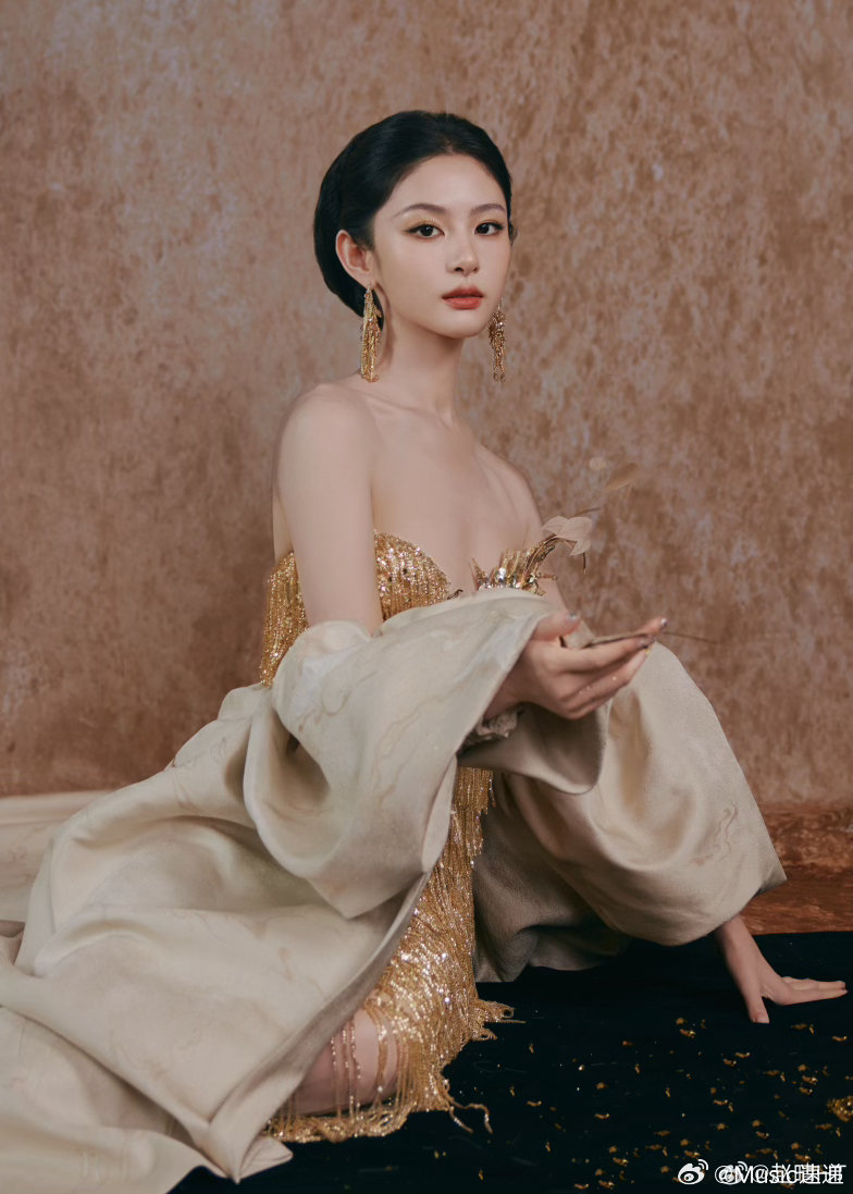 谁给赵晴做的造型赵晴大气东方美是谁给赵晴做的造型，审美真的很有想法。时装周造型不