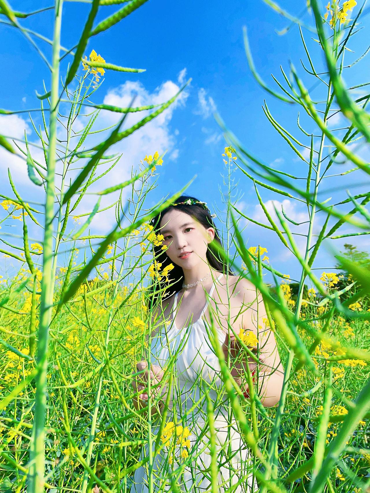 把春天穿在身上，太阳一晒，好心情就会发芽。立春 美女 白裙子 油菜花