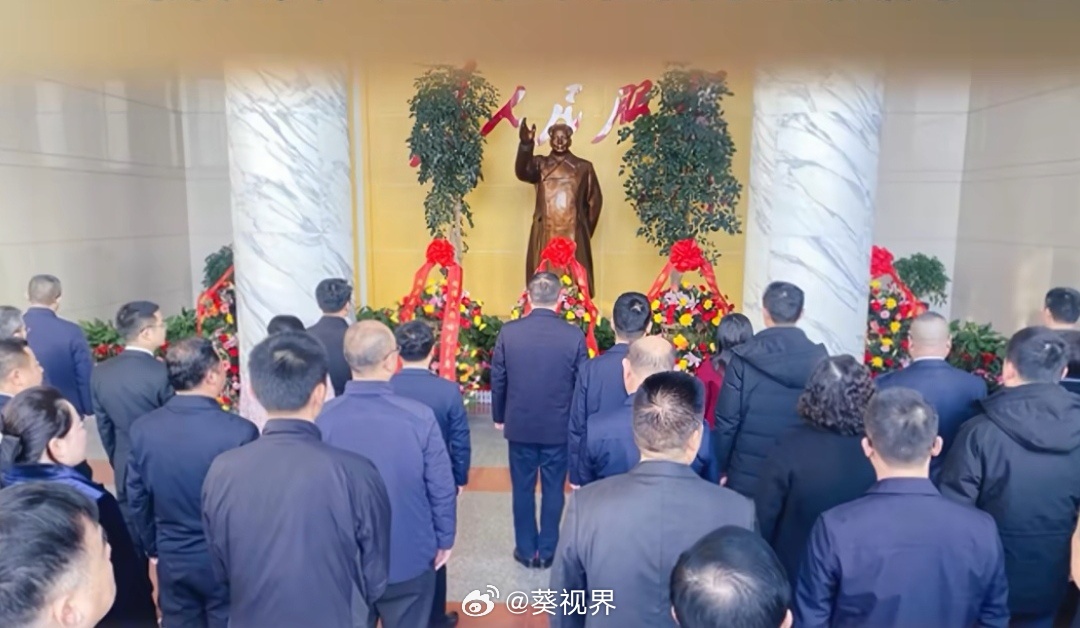 昨天，湖南湘潭县春节假期后，首个工作日的惯例——就是向教员铜像敬献花篮。参与人员