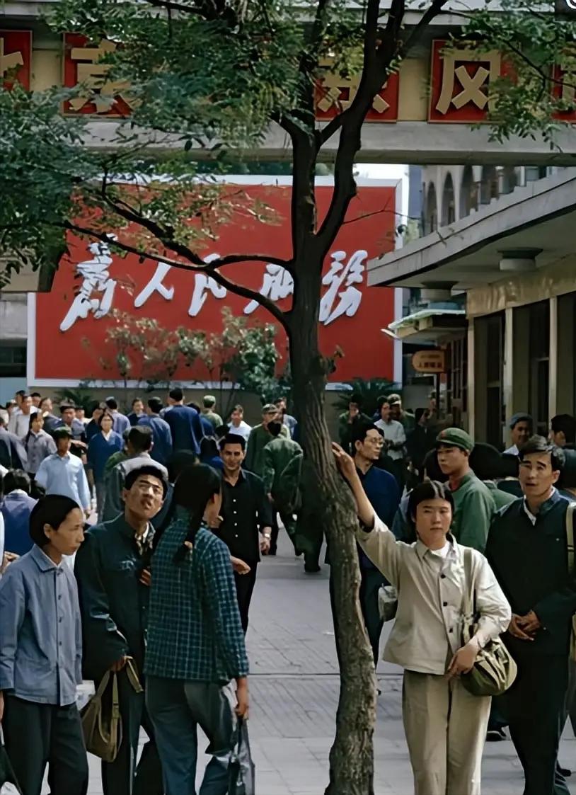 1973年，北京王府井的东风市场，在当时是京城内大型综合商场之一。可以见到市场内