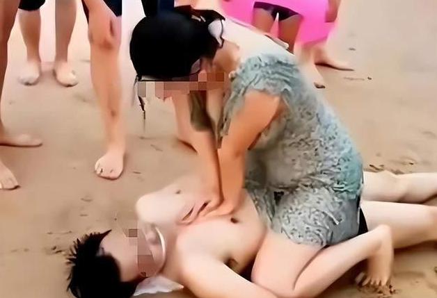 “不知道羞耻，隐私都露出来了！” 男子在海边游泳溺水昏迷后，陌生女子毫不犹豫上前