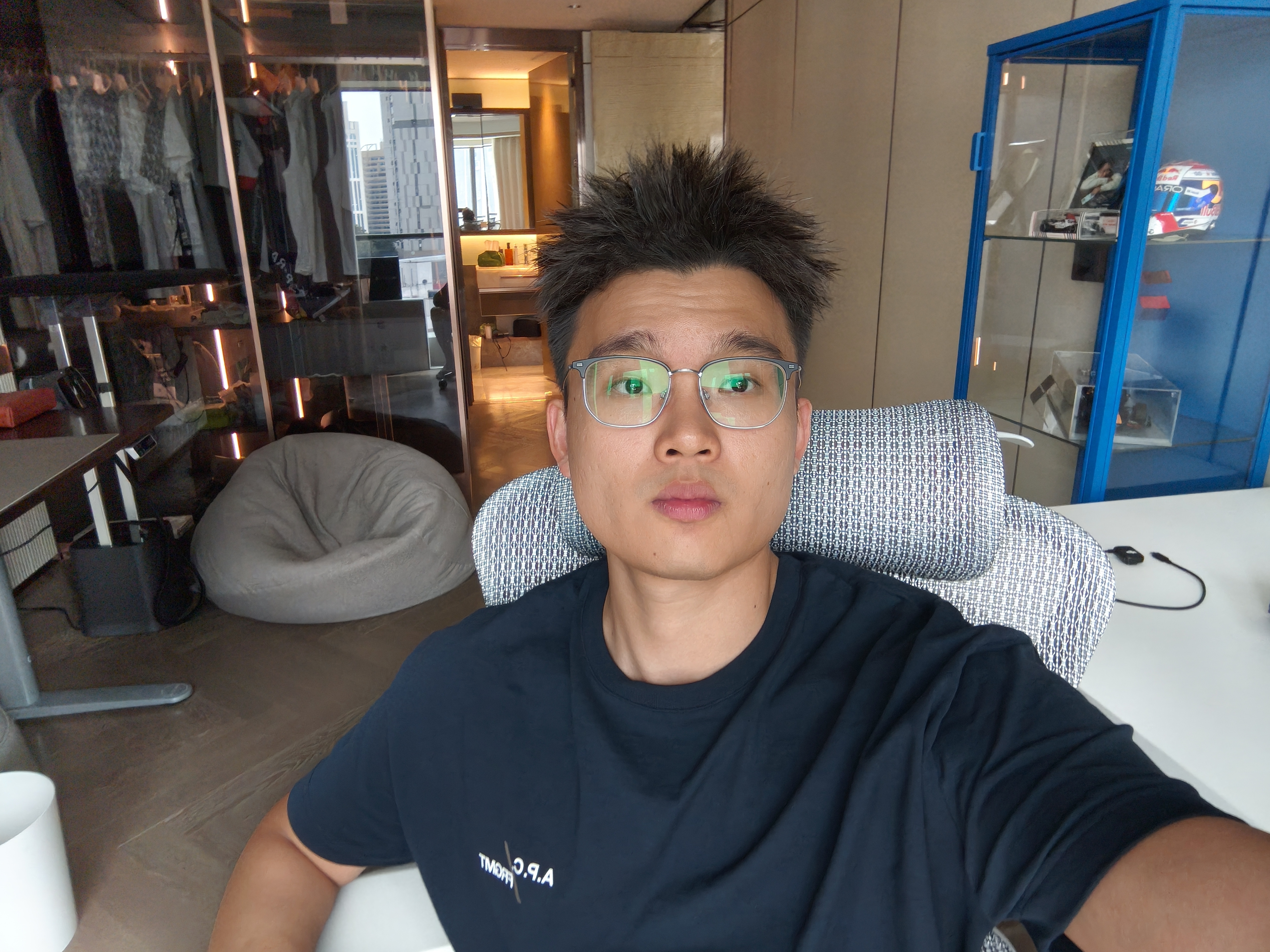 去海边游了两天泳，我现在真TM黑啊