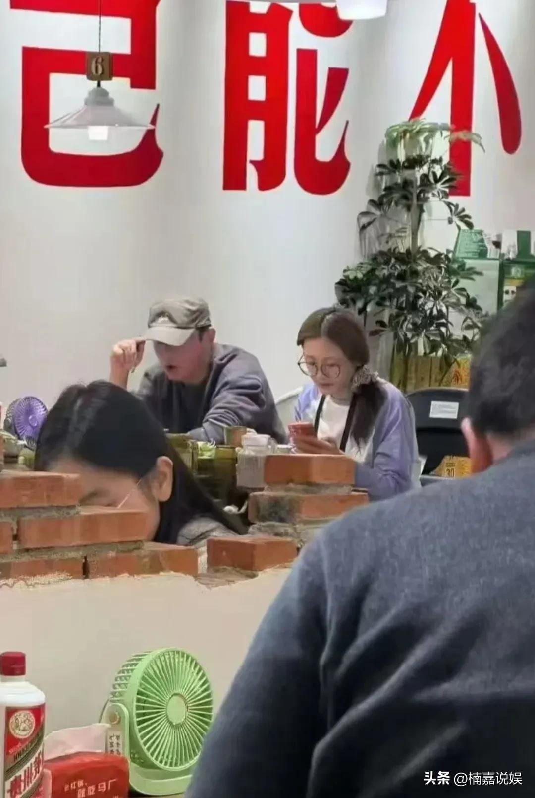 郑恺和苗苗在上海一件小餐厅里吃饭，老夫老妻的适配感，好松弛啊！
郑恺戴着棒球帽，