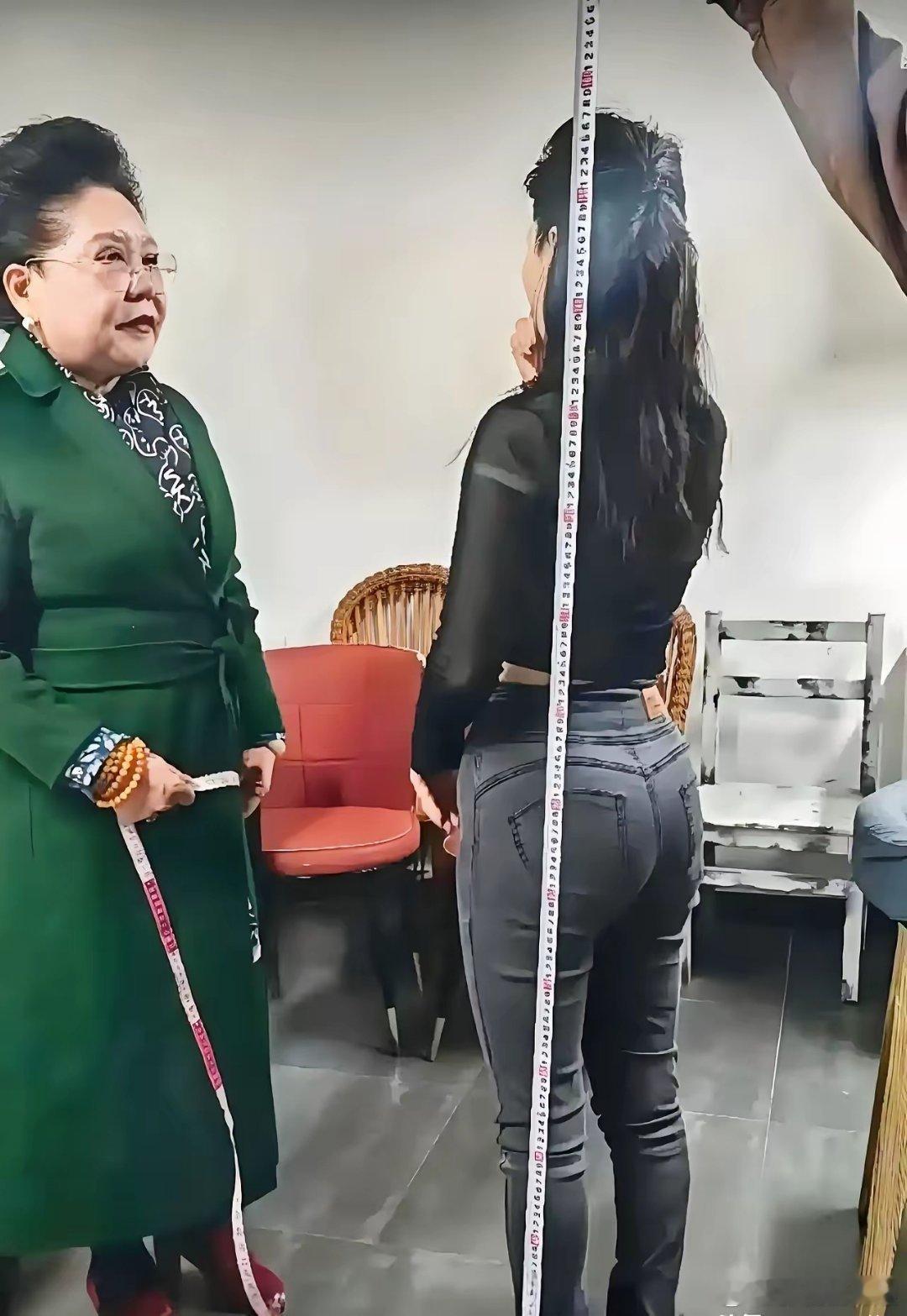 何赛飞老师这身材是天生的翘臀吧！ ​​​