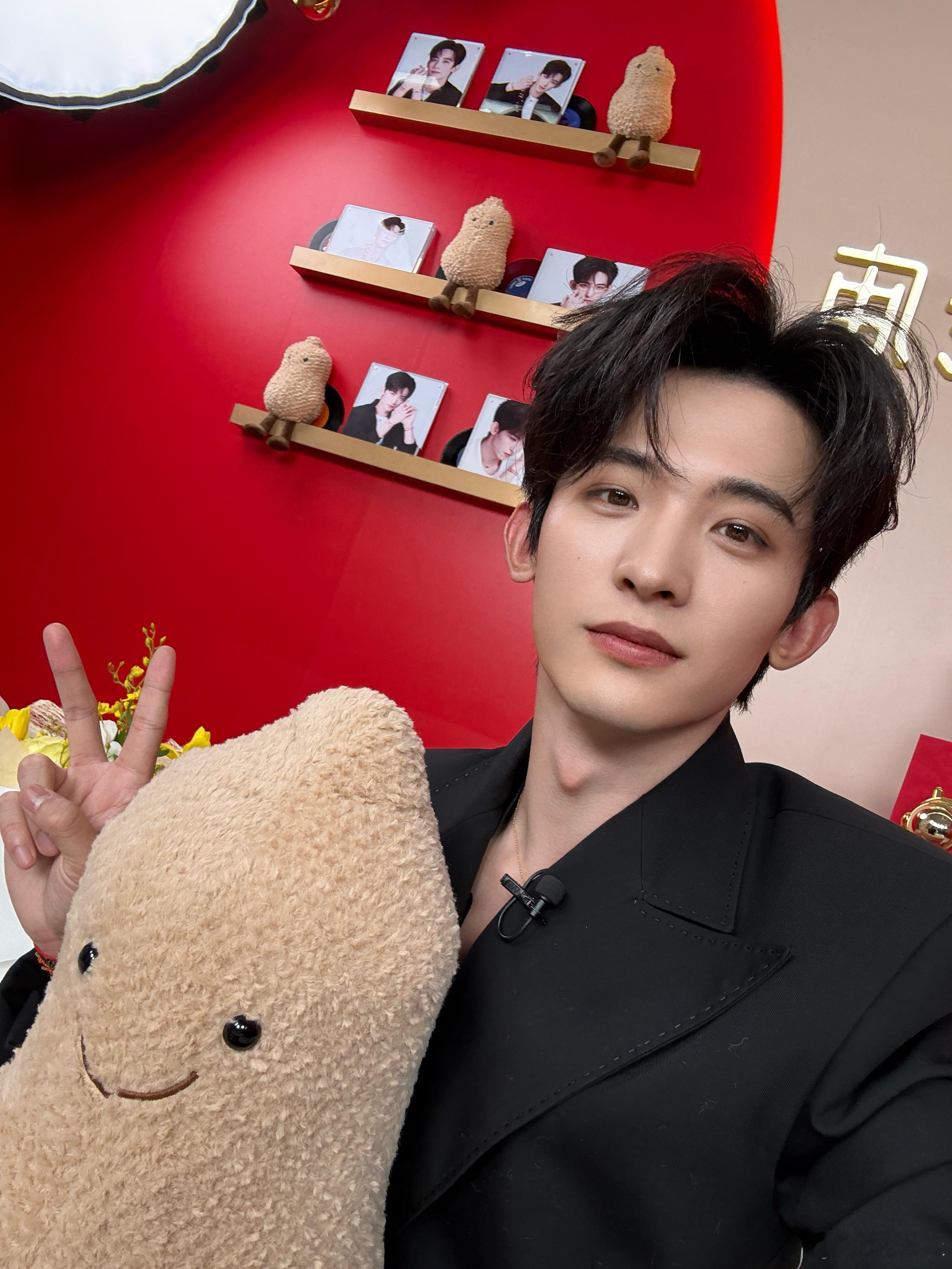 把我们放旁边又和花生们合影的小男孩