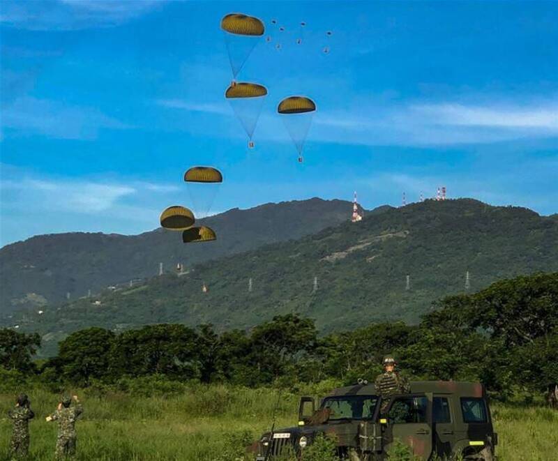 飞扬军事台匪空军与陆军后勤司令部将于下周起，在台湾全岛及澎湖进行空投和战术起降演