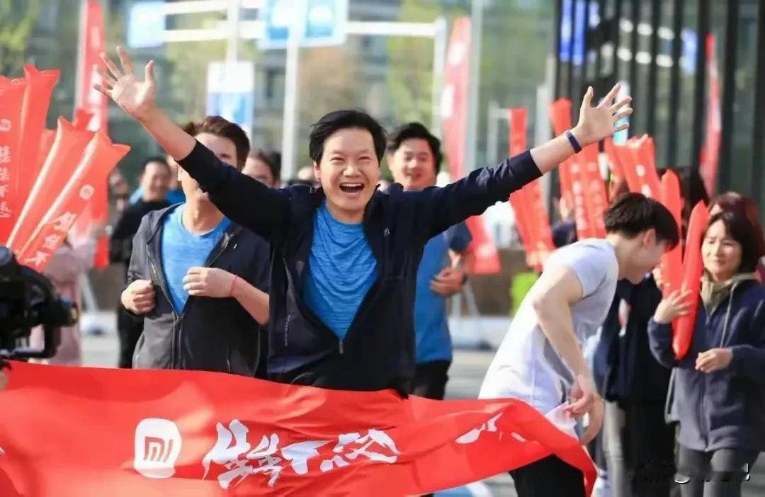 55岁雷军靠晨跑逆袭！网友：大厂CEO的自律秘诀这么简单？

清晨六点的北京奥森