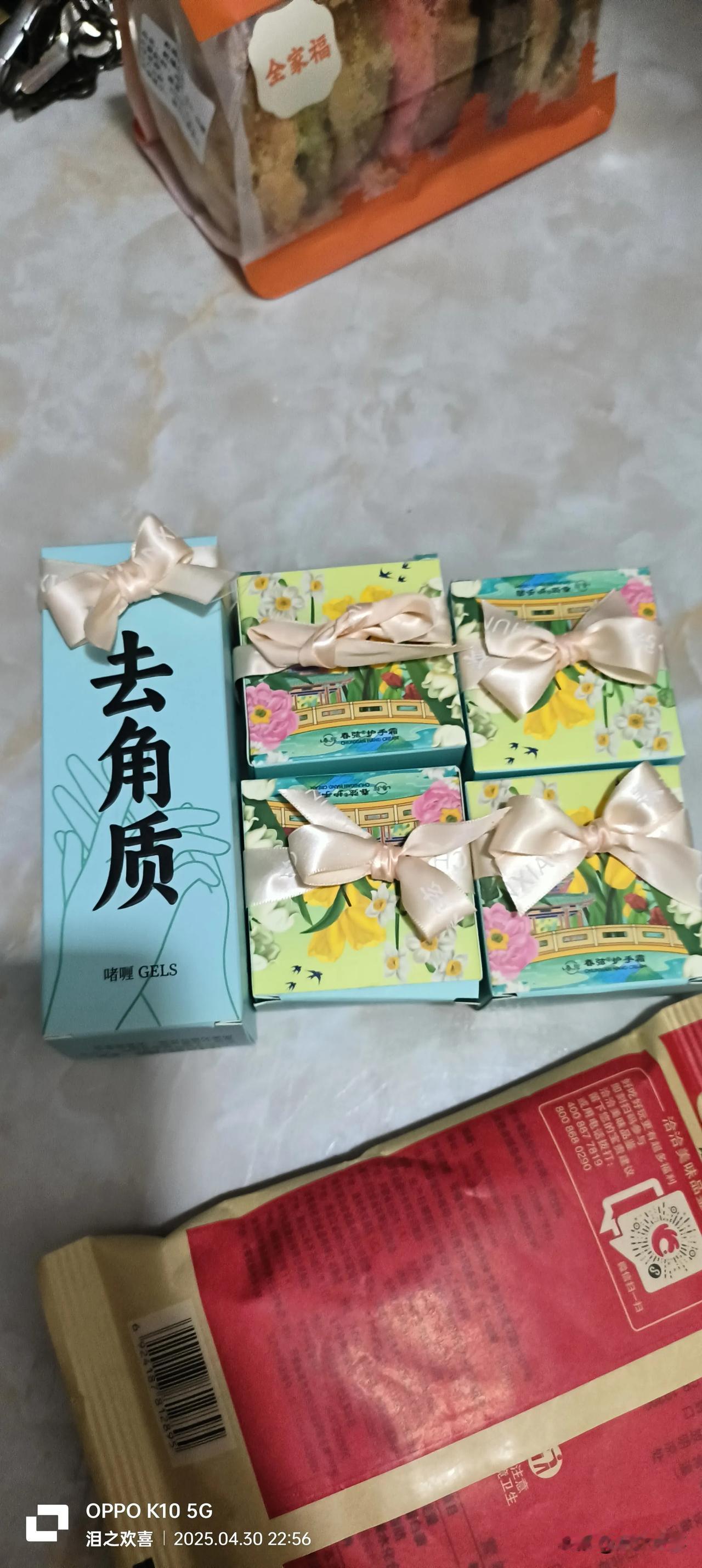 这个五一，老公放假回家了。
老公今年外出打工，一直都没回来过。
这次回来，他给我