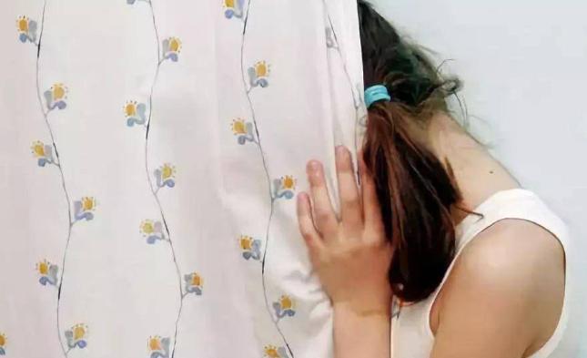男子趁少妇丈夫不在家，强行发生关系，为了脸面少妇不敢报警。

受害人姓陈，和丈夫