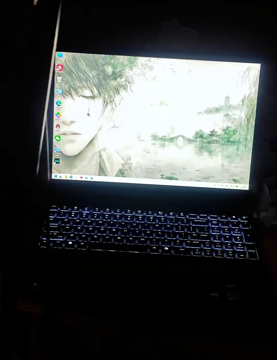 万把块的电脑也给孩子配上了。在这个除了工资不涨，其他全涨的时代，也算是尽力了！还