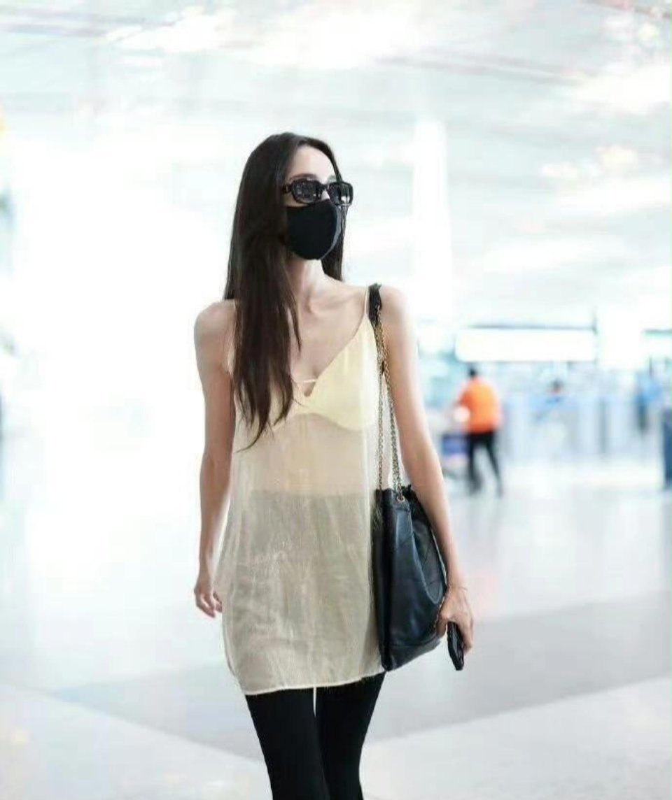 古力娜扎机场造型，透视装展现无敌美腿。她的自信气场让人过目不忘 