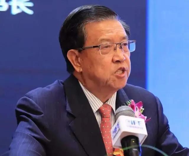 龙永图：暂不讨论中国崛起，先回答三个更重要的问题。第一，什么时候全球的精英会把孩