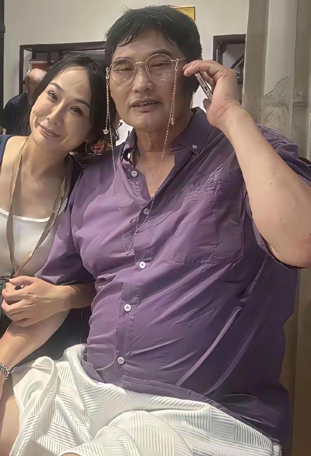 大衣哥人气还是那么高

坐他旁边那个女的是谁？