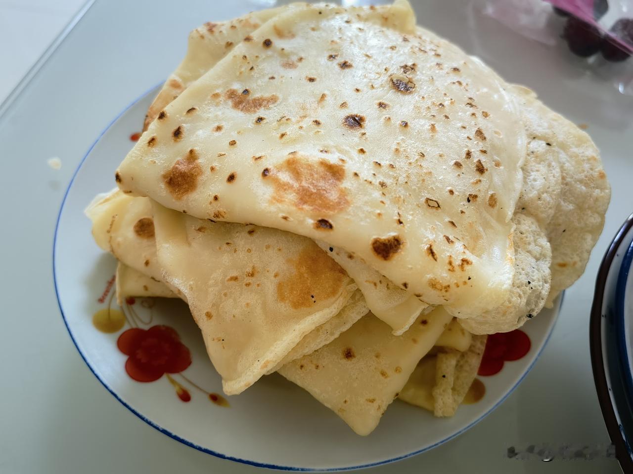 我婆婆回去了，走之前给我们烙了一盘子煎饼。大清早起床不见她身影，还以为出门锻炼了