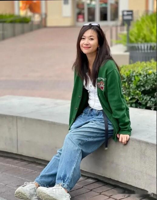 51岁的徐静蕾颜值太能扛了，脸上几乎没有什么岁月的印记，一身的休闲装打扮，看起来