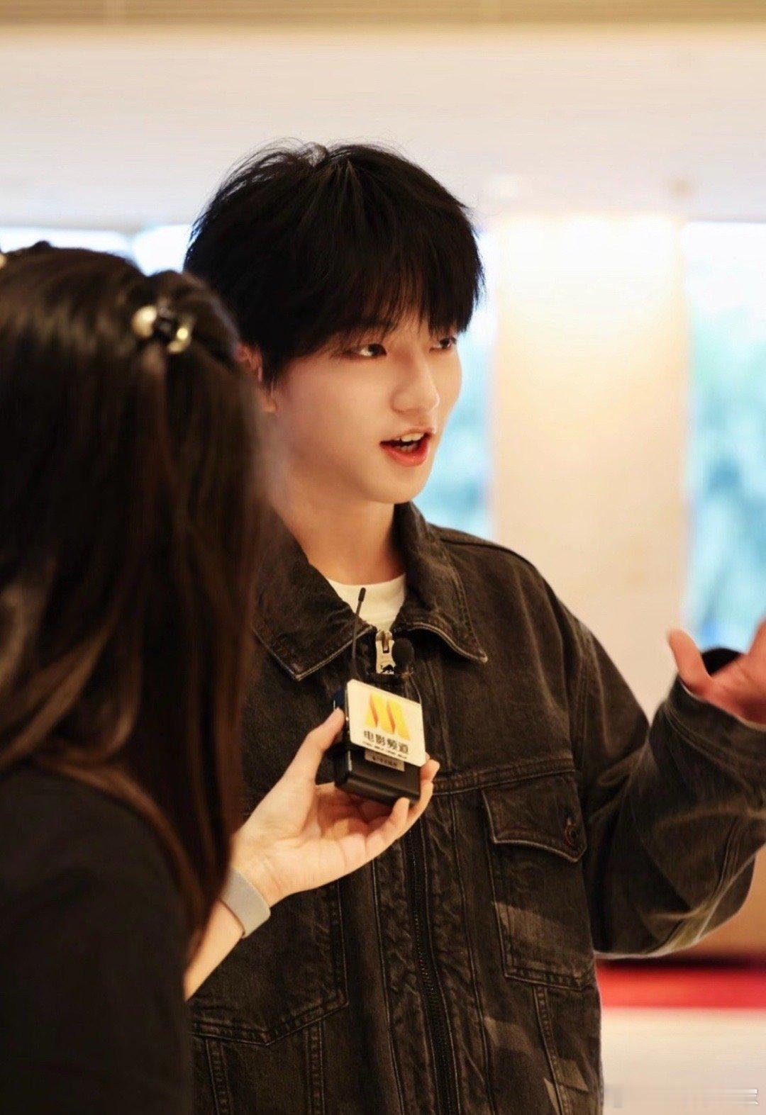 穆祉丞顺直毛签到造型也太可了！清爽又乖乖，被左林杰吐槽“放鸽子”的小插曲太有梗，