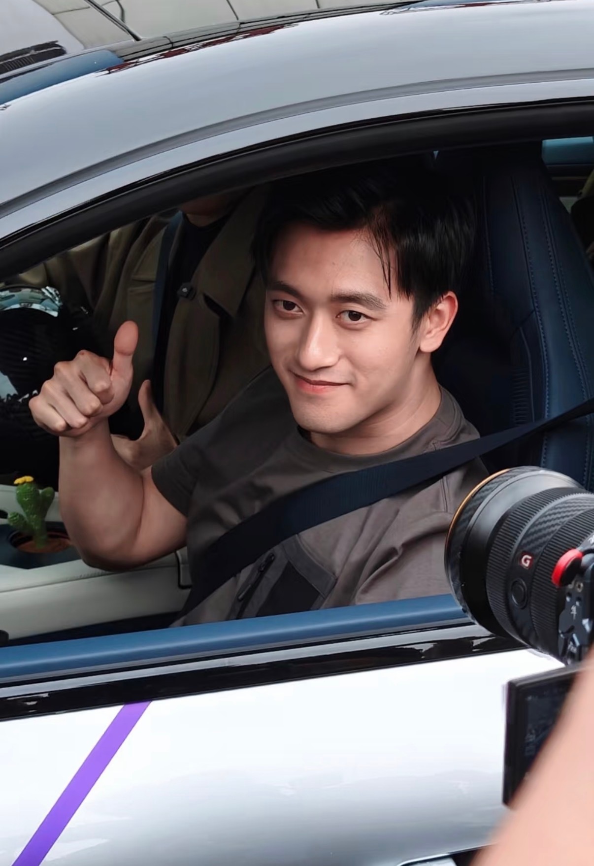 上海为周冠宇把中国骄傲写在夜空 无人机点亮，让速度与激情伴随鼓励升至夜空，上海给