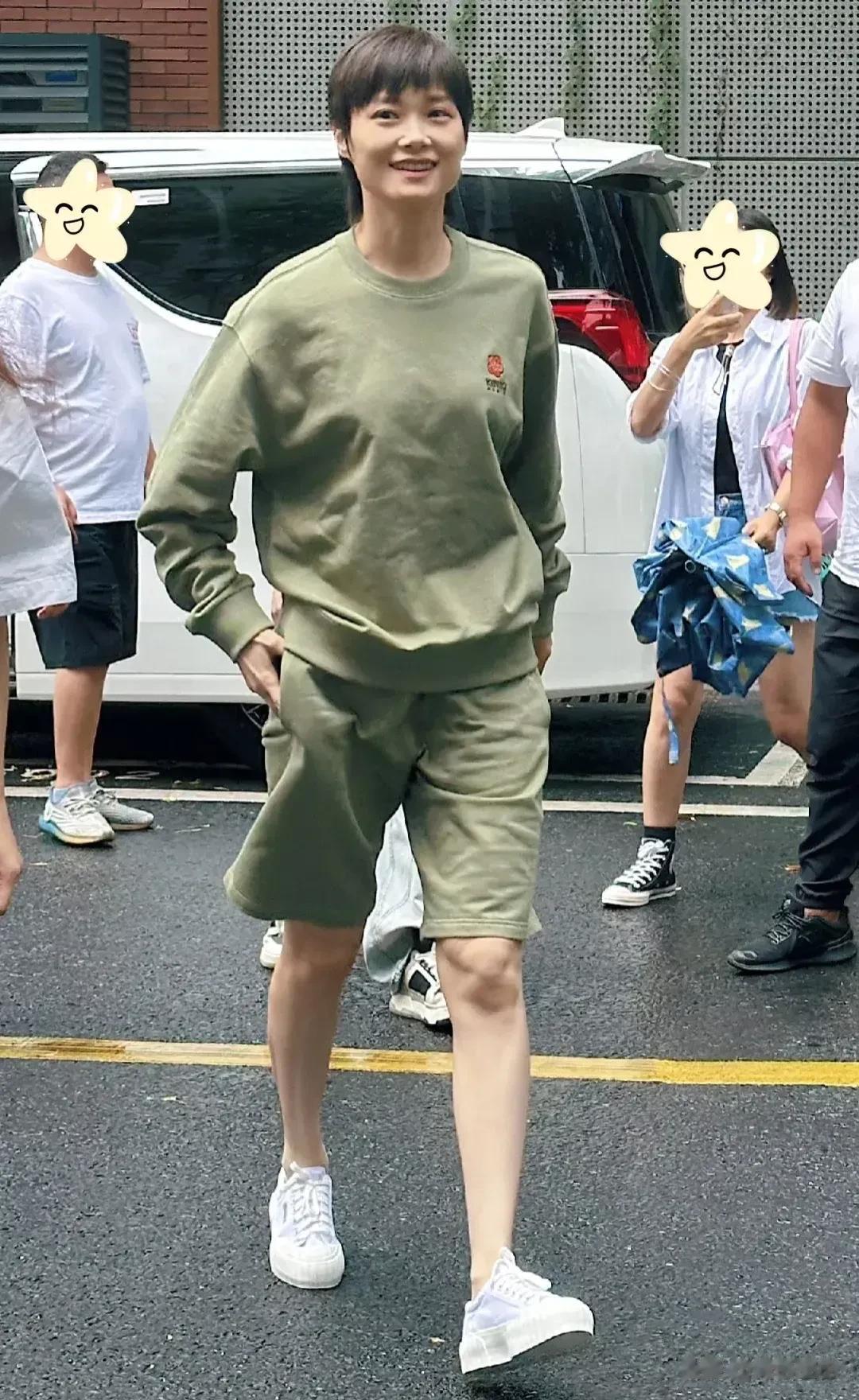 李宇春多年来保持低调、专注于音乐事业的优良作风令人敬佩。她以才华和实力赢得了广大