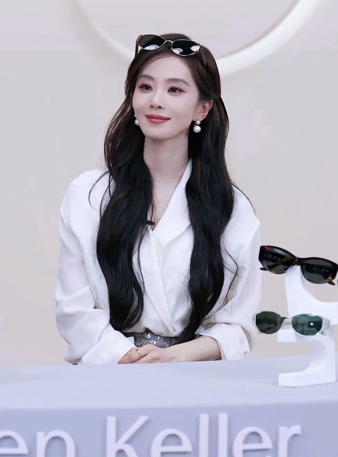 今晚刘诗诗直播状态肉眼可见的好，中途换各种墨镜也都很适配 