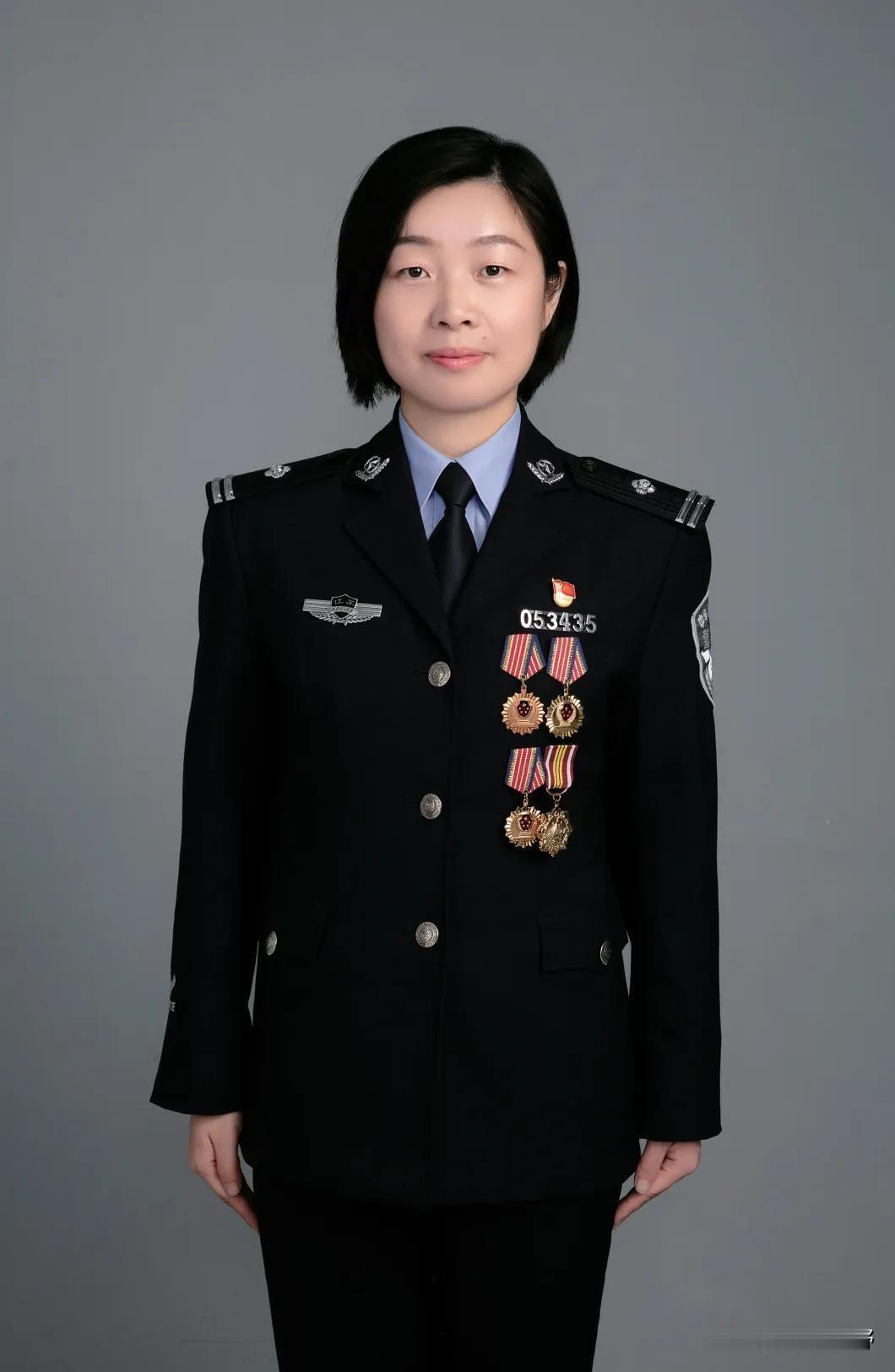 陈露，江苏常州人，就职于常州市公安局天宁分局刑事侦查大队。
2009年警校毕业入