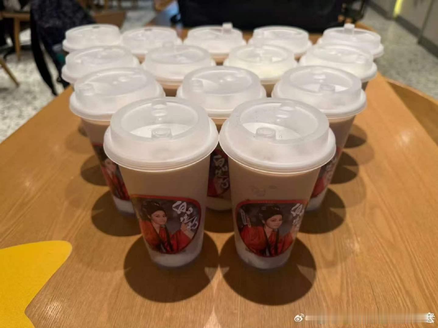 热巴给粉丝点的奶茶是最贵的迪丽热巴逆应援人均这个热巴就这样宠粉丝。迪丽热巴给粉丝