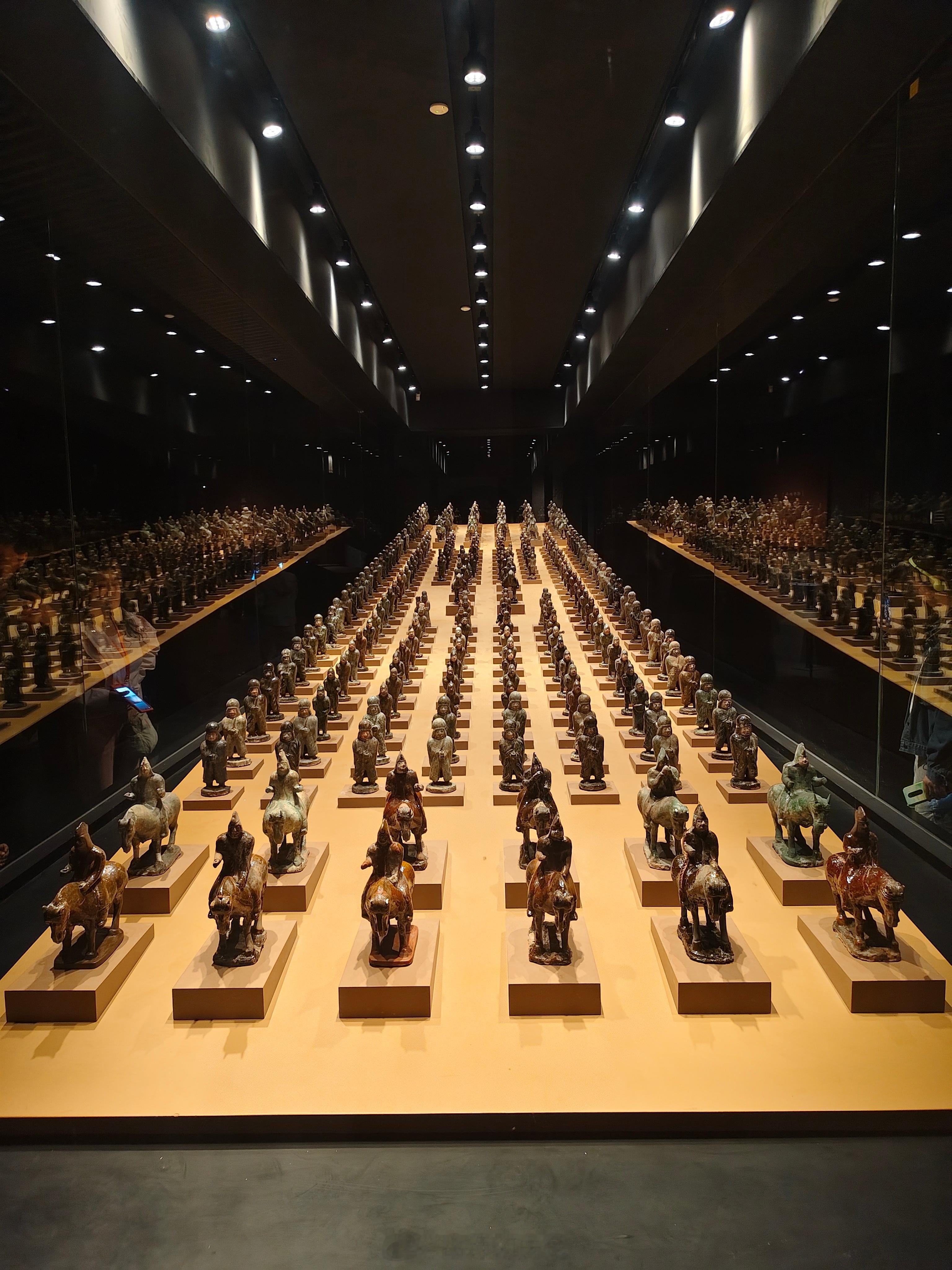 上周末在山西大同市博物馆拍到的几件文物。图1：漆屏风画，北魏。图2：玻璃小瓶，北